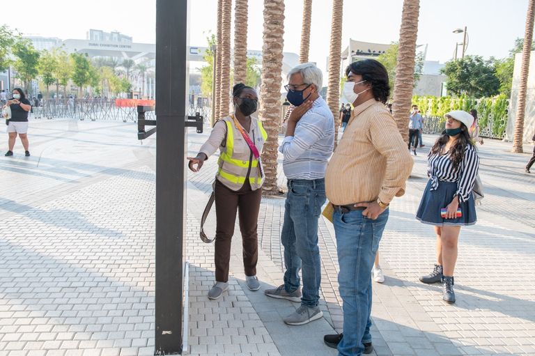 متطوعة تساعد زوار الحدث الدولي إكسبو 2020 دبي