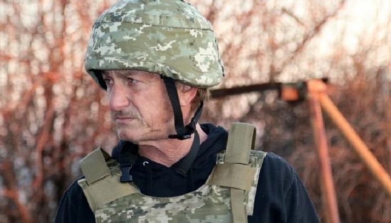 شون بن يرتدي خوذة عسكرية في أوكرانيا