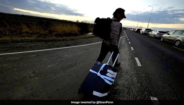 شون بن يرتدي خوذة عسكرية في أوكرانيا