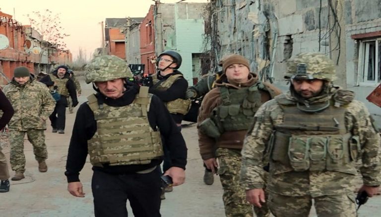 شون بن يرتدي خوذة عسكرية في أوكرانيا