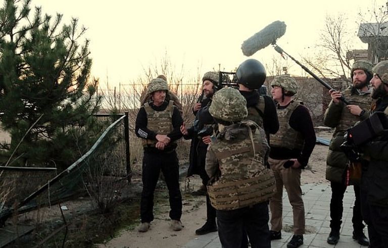 شون بن يرتدي خوذة عسكرية في أوكرانيا