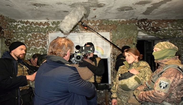 شون بن يرتدي خوذة عسكرية في أوكرانيا