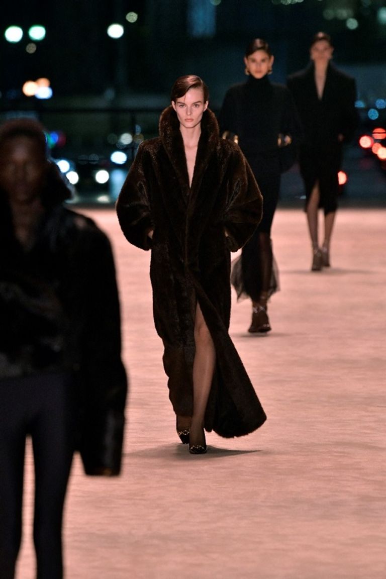 تشكيلة "سان لوران" تميزت بفساتين سوداء طويلة