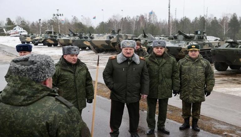 رئيس بيلاروسيا خلال تفقد تدريبات عسكرية- رويترز