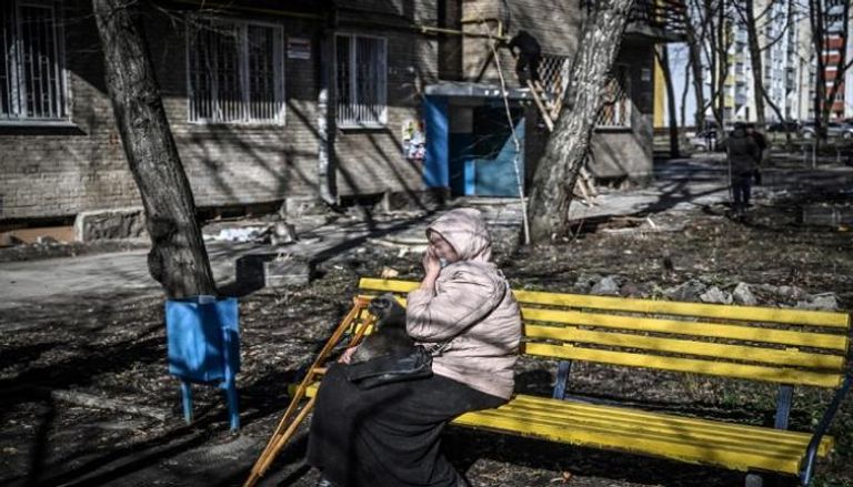امرأة تبكي وهي تجلس خارج مبنى دمره قصف على خاركيف-أ.ف.ب