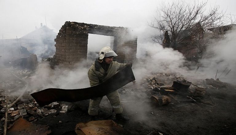 امرأة تبكي وهي تجلس خارج مبنى دمره قصف على خاركيف -أ.ف.ب