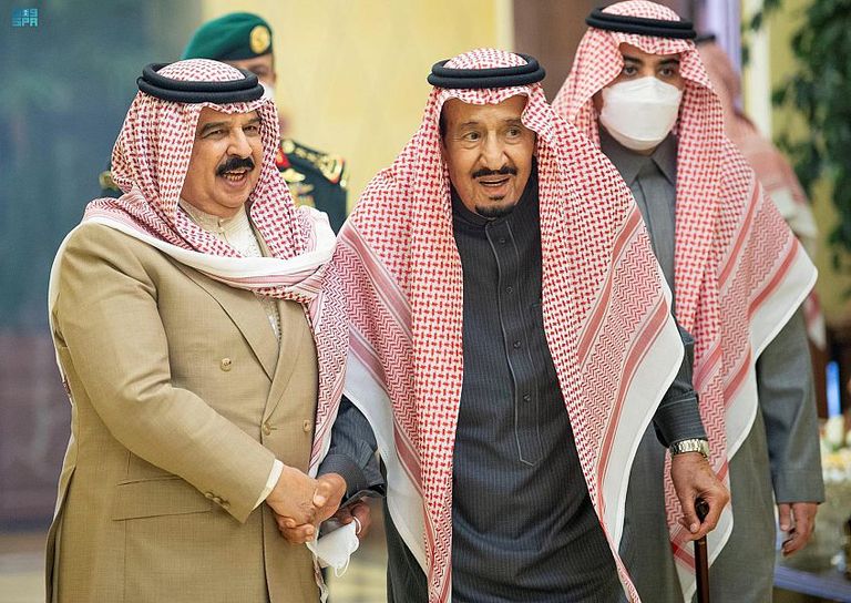 العاهل السعودي الملك سلمان بن عبدالعزيز آل سعود وملك البحرين حمد بن عيسى آل خليفة