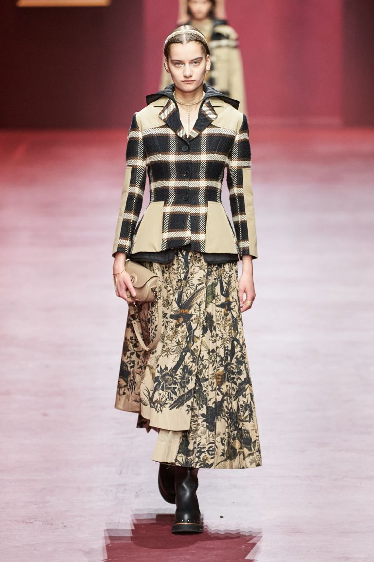 عرض ديور لمجموعة خريف وشتاء 2022 - 2023