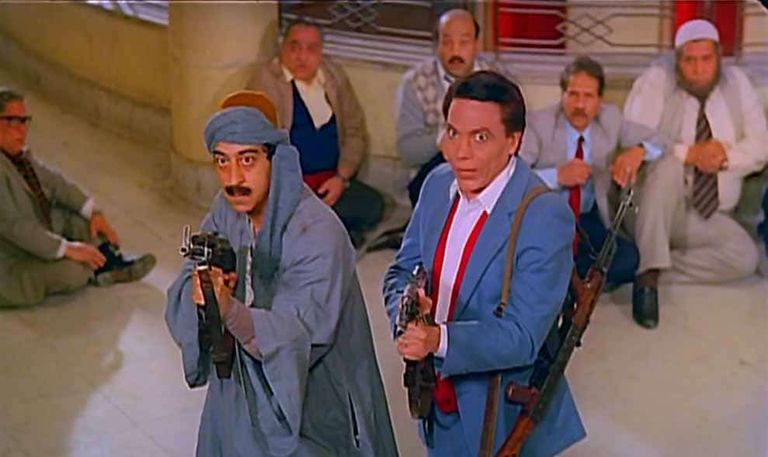 مشهد من فيلم الإرهاب والكباب 