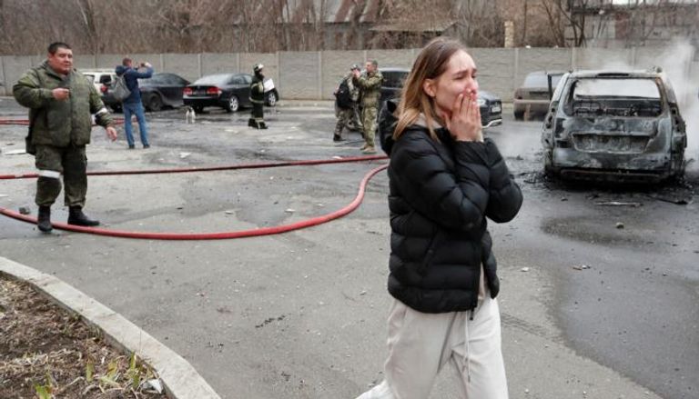 فتاة أوكرانية تبكي بعد قصف منطقتها