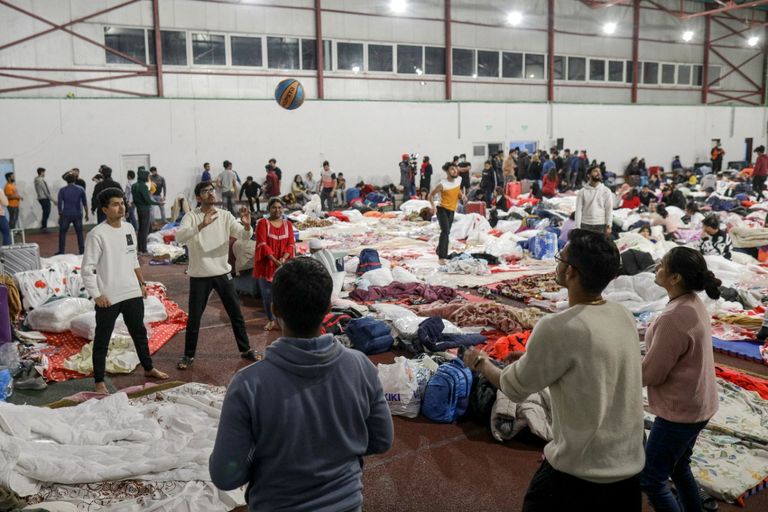 فتاة أوكرانية تبكي بعد قصف منطقتها