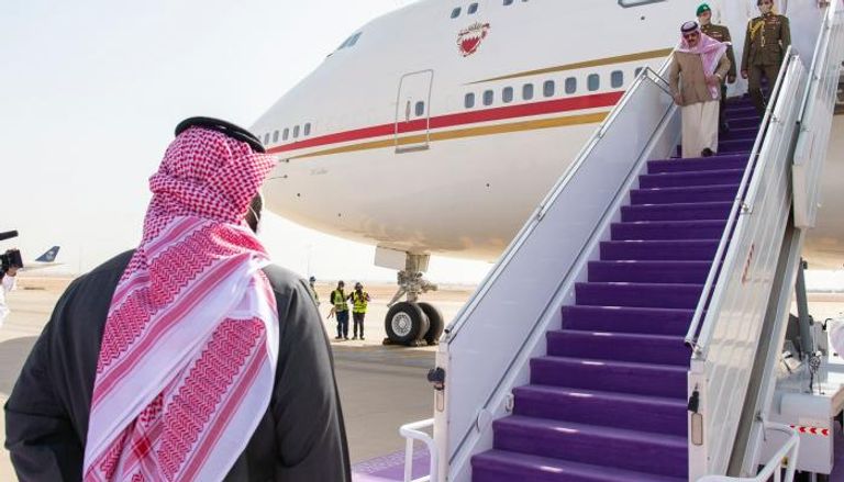 ملك البحرين يصل السعودية وولي العهد في استقباله