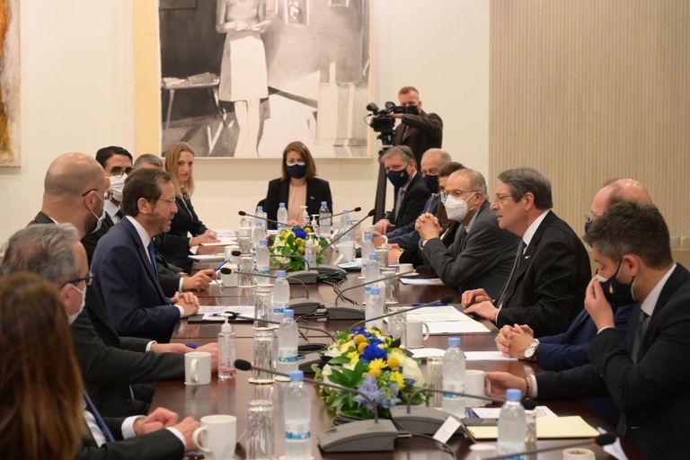 الرئيس الإسرائيلي ونظيره القبرصي