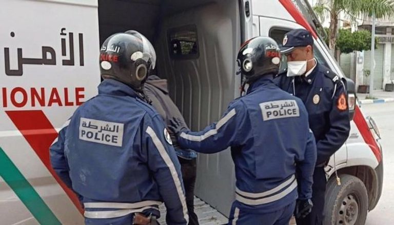 عناصر من الشرطة المغربية تعتقل مشتبها به - أرشيفية