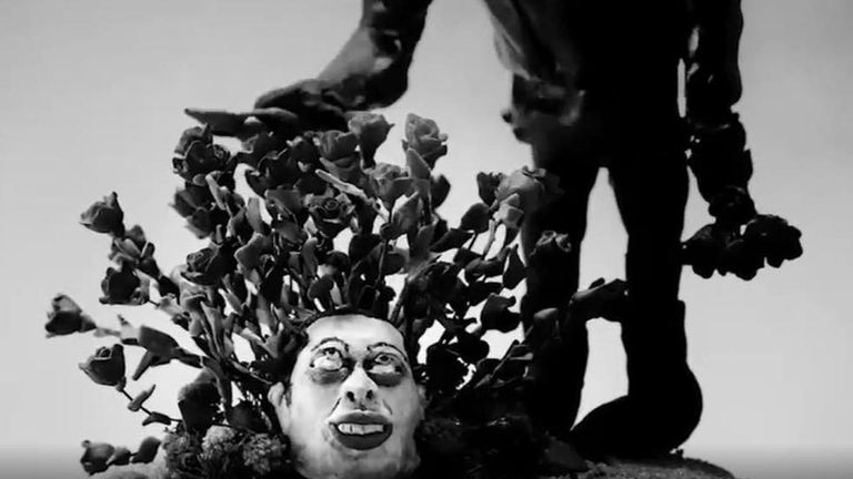 المغني كانييه ويست وبيت ديفيدسون