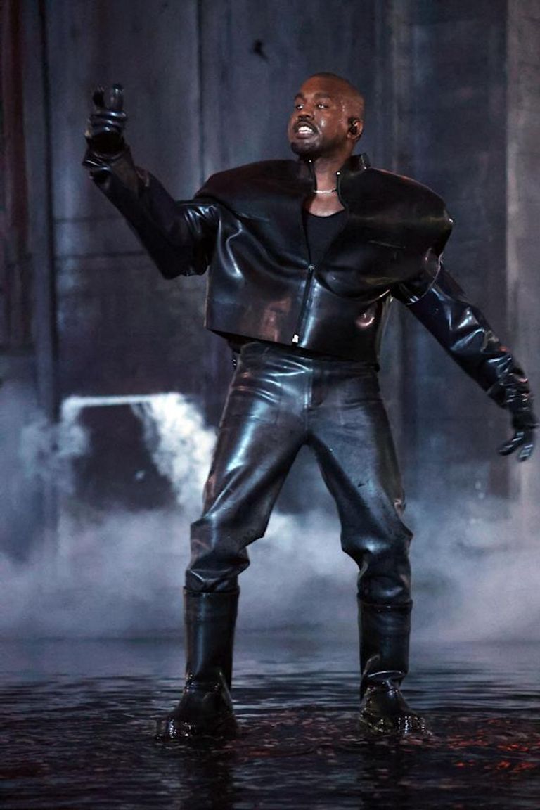 المغني كانييه ويست وبيت ديفيدسون