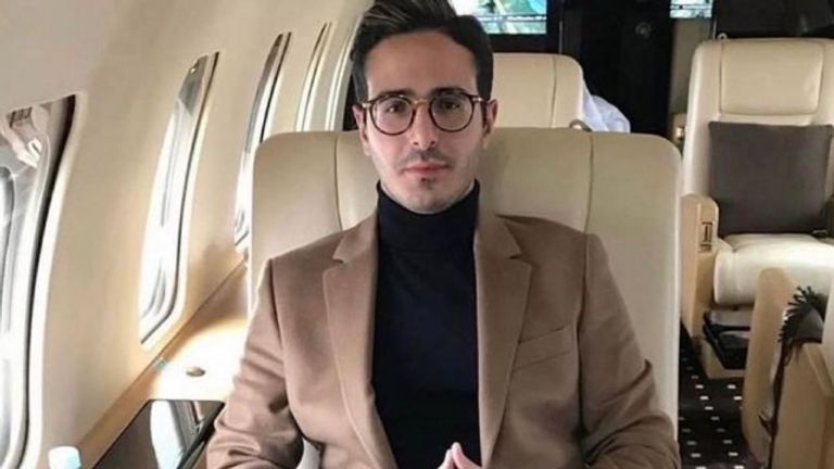 مشهد من مسلسل "محتال تيندر" على نتفليكس