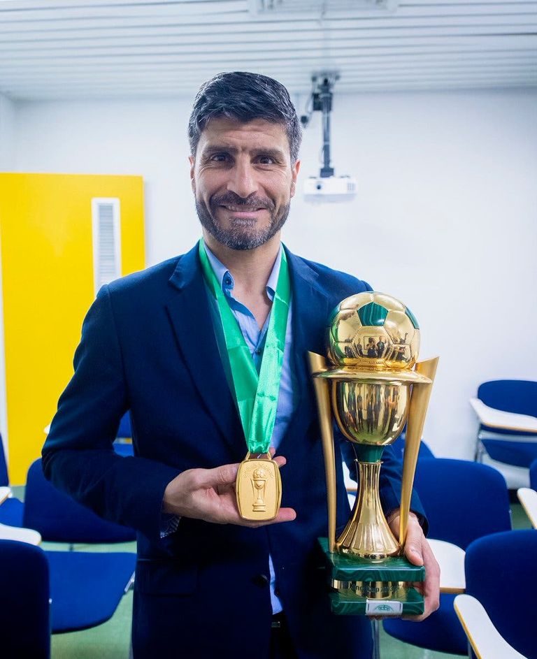 بيدرو يحمل كأس الملك بيدرو إيمانويل المرشح لتدريب الزمالك