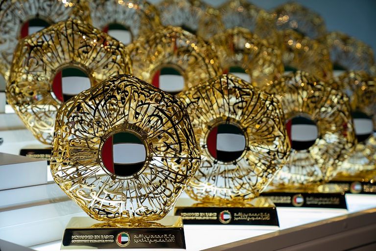 نائب رئيس الدولة يكرم الفائزين بجائزة محمد بن راشد للأداء الحكومي