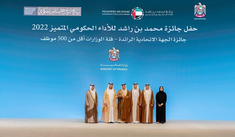 نائب رئيس الدولة يكرم الفائزين بجائزة محمد بن راشد للأداء الحكومي