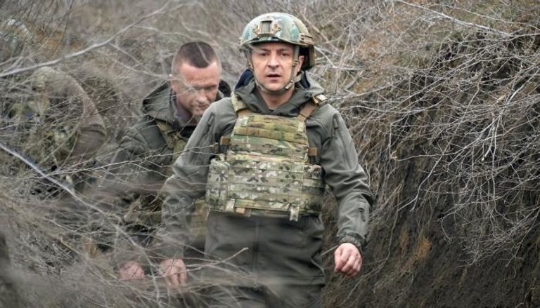 الرئيس الأوكراني فولوديمير زيلينسكي مرتديا الزي العسكري
