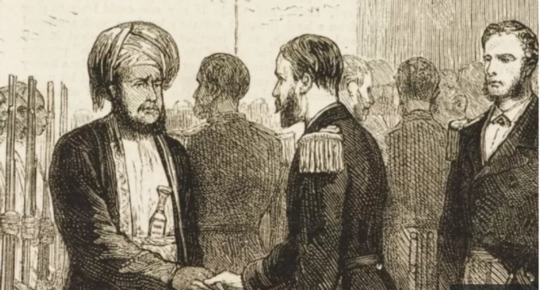 السلطان برغش يلتقي ضباطا من البحرية البريطانية منزل تم قصفه - صورة تعبيرية