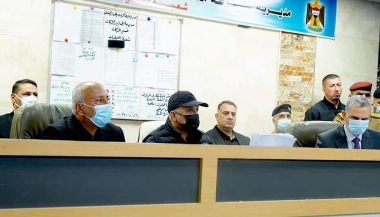 الكاظمي خلال اجتماع في كربلاء بحضور قادة أمنيين بينهم أبو رغيف
