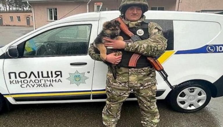 جندي أوكراني يحمل الكلب بايراكتار