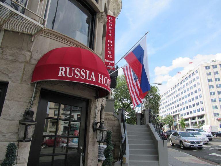 مالك مطعم في أمريكا يزيل كلمة