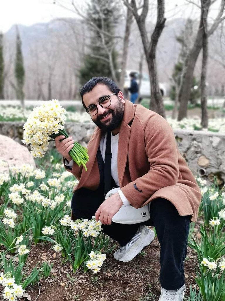 إحدى المشاركات في زراعة زهرة النرجس