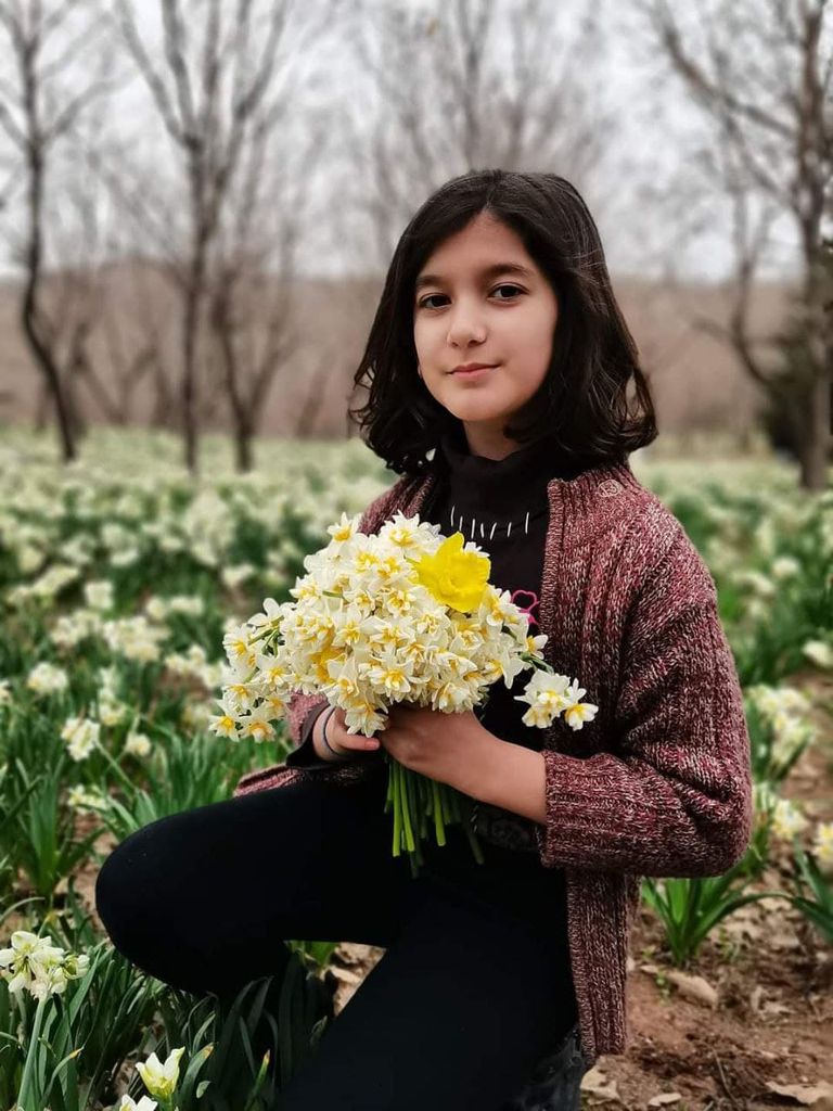 إحدى المشاركات في زراعة زهرة النرجس