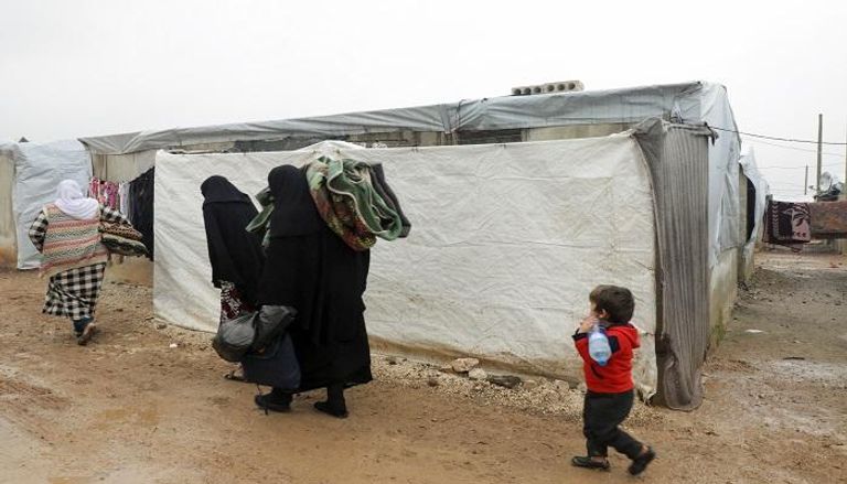 نازحون سوريون في مخيم للاجئين