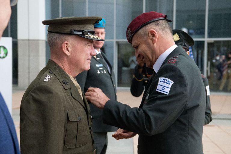 وسام شرف لماكينزي في زيارة الوداع لإسرائيل ماكينزي خلال الزيارة