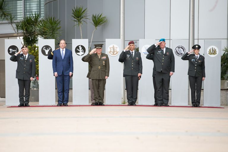 وسام شرف لماكينزي في زيارة الوداع لإسرائيل ماكينزي خلال الزيارة