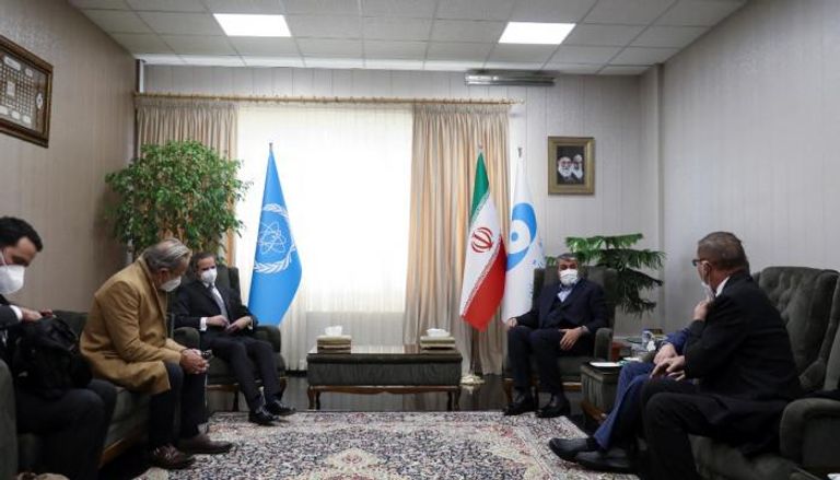 مدير الوكالة الدولية للطاقة الذرية خلال مفاوضاته في إيران