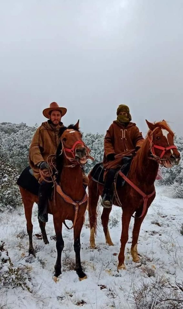 فرسان جزائريون وسط الثلوج شرقي البلاد فرسان جزائريون وسط الثلوج شرقي البلاد