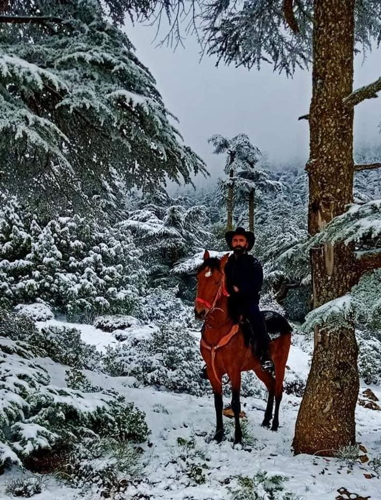 فرسان جزائريون وسط الثلوج شرقي البلاد فرسان جزائريون وسط الثلوج شرقي البلاد