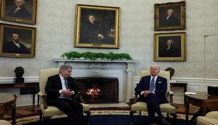 الرئيس الأمريكي جو بايدن نظيره الفنلندي ساولي نينيستو خلال اللقاء