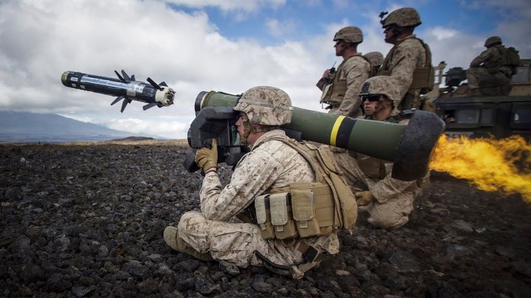 ضاروخ "إف جي أم-١٣٨ جافلن" المضاد للدبابات عملية إطلاق لصاروخ