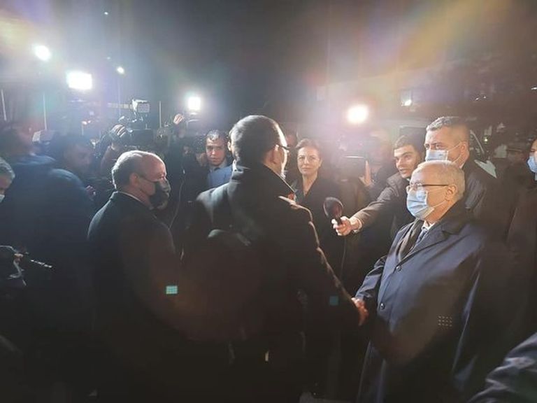 استقبال وزير الخارجية الجزائري للجالية الجزائرية العائدة من أوكرانيا علم سفارة الجزائر في أوكرانيا - أرشيفية