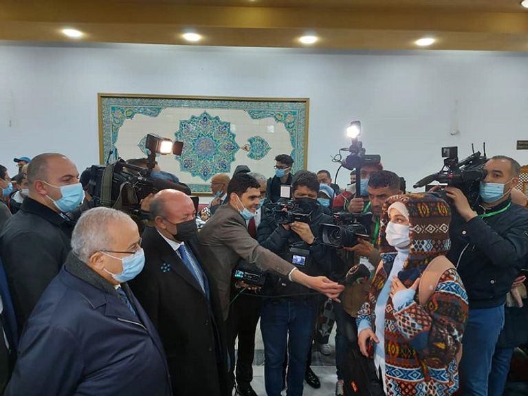 استقبال وزير الخارجية الجزائري للجالية الجزائرية العائدة من أوكرانيا علم سفارة الجزائر في أوكرانيا - أرشيفية