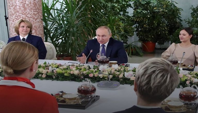 مضيفات إيروفلوت حرصن على التقاط سيلفي مع الرئيس بوتين