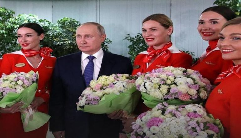 مضيفات إيروفلوت حرصن على التقاط سيلفي مع الرئيس بوتين