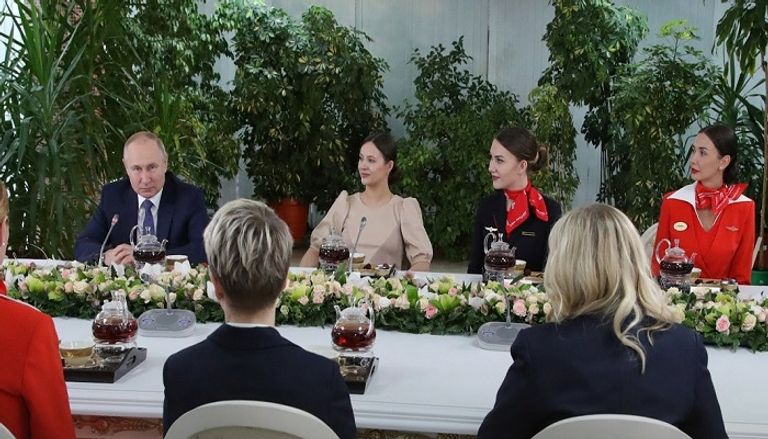 مضيفات إيروفلوت حرصن على التقاط سيلفي مع الرئيس بوتين