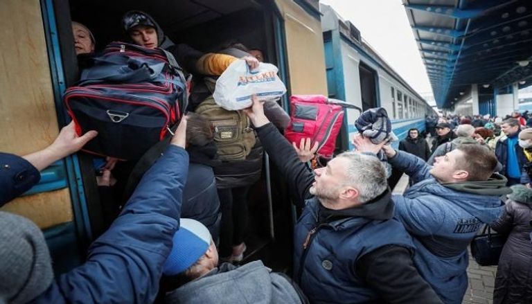 لاجئون يفرون من الهجوم الروسي في أوكرانيا - رويترز