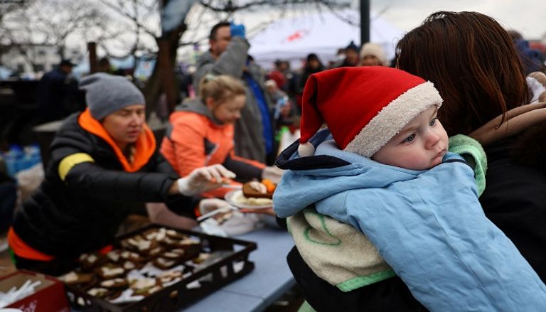لاجئون يفرون من الهجوم الروسي في أوكرانيا - رويترز