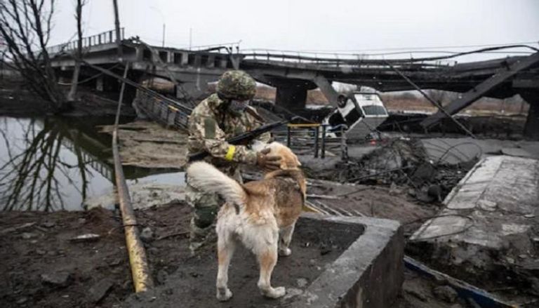 جندي بجوار جسر مدمر في مدينة خاركيف