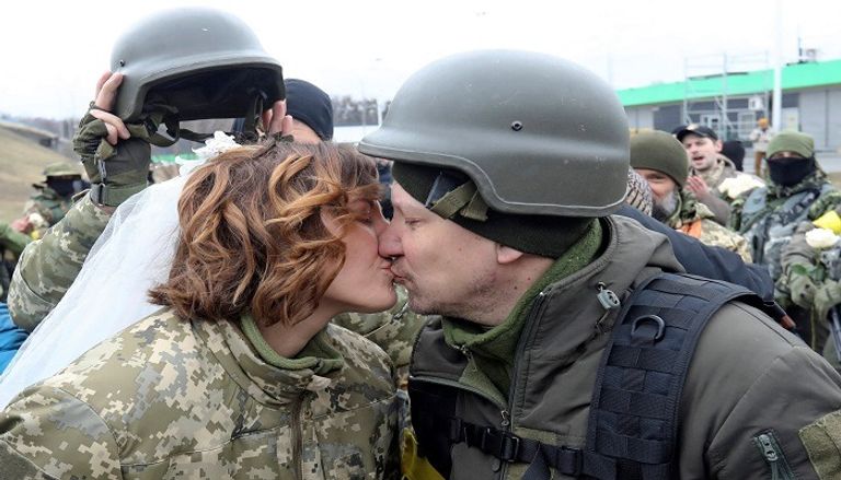 حفل زفاف مقاتلة أوكرانية على خط القتال في كييف