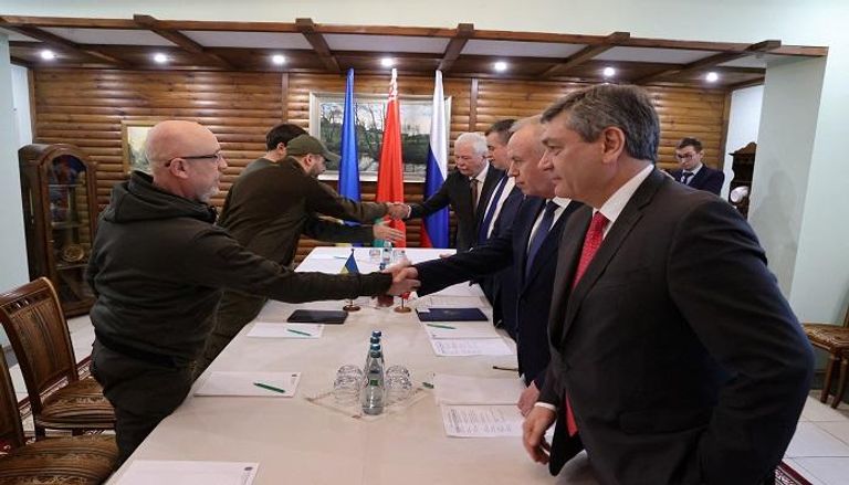 وفدان من الجانبين الأوكراني والروسي خلال المفاوضات في بيلاروسيا 