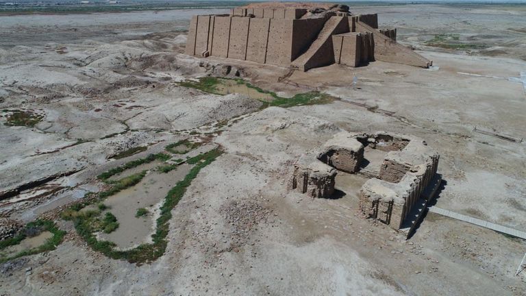 ممرات خشبية عند مدينة أور الأثرية